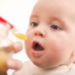 آیا دادن غذای جامد به کودک باعث خطر خفگی می‌شود؟