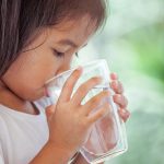 آیا نوشیدن آب سرد برای کودکان مضر است؟