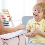 چگونه تشخیص دهیم کودکمان دچار اوتیسم است؟