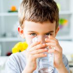 آیا آب حاوی فلوراید برای کودکان بی‌خطر است؟
