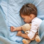 چگونه ساعت خواب کودک رو تنظیم کنیم؟